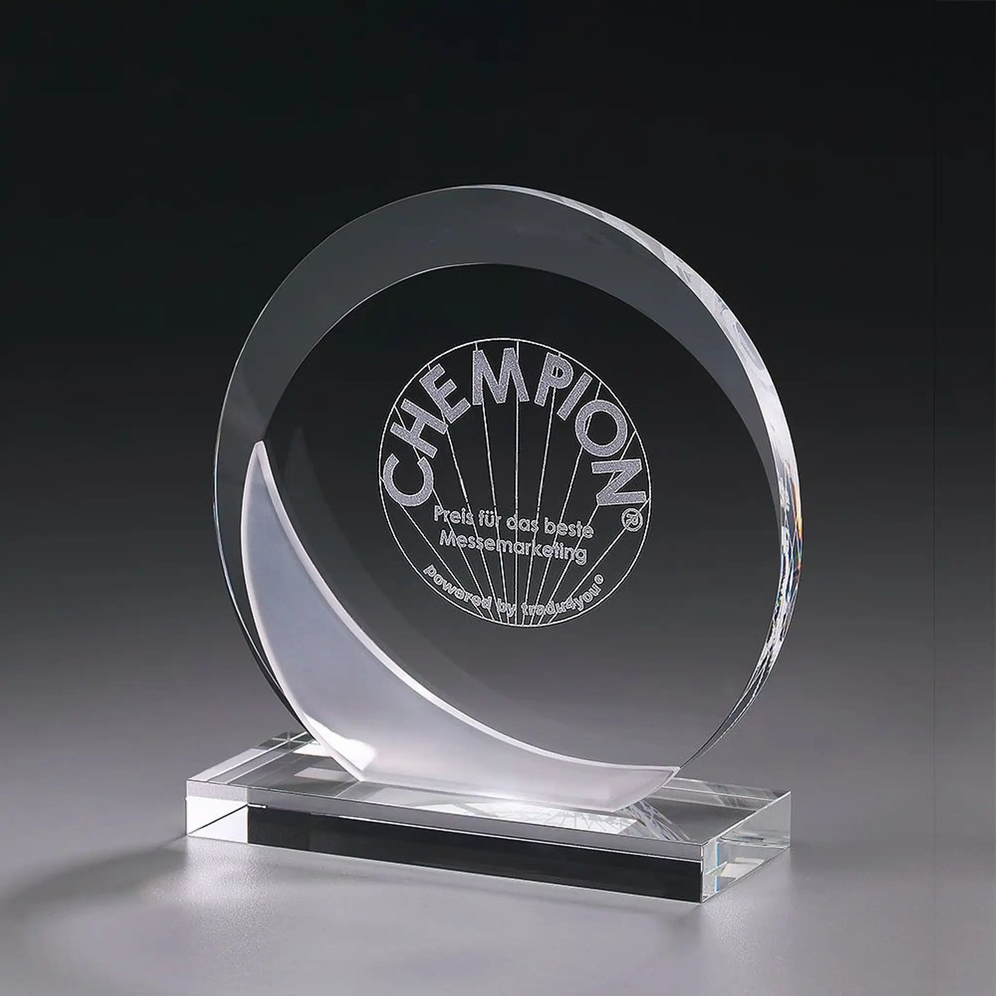 Crystal Ice Eclipse Award aus Kristallglas mit Eclipse-Silhouette und Lasergravur – Beispielmotiv , auf poliertem Kristallsockel
