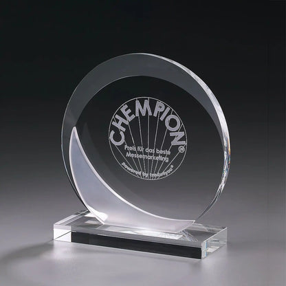 Crystal Ice Eclipse Award aus Kristallglas mit Eclipse-Silhouette und Lasergravur – Beispielmotiv , auf poliertem Kristallsockel
