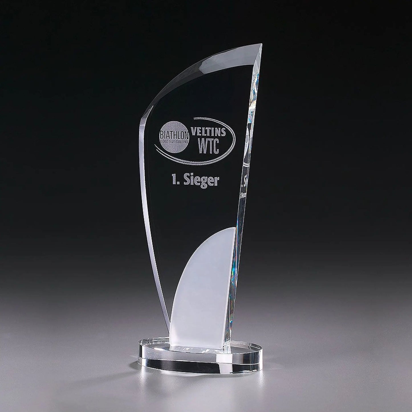 Crystal Ice Elegance Award aus Kristallglas mit geschwungener Segelform und Lasergravur – Beispielmotiv , auf rundem Kristallsockel
