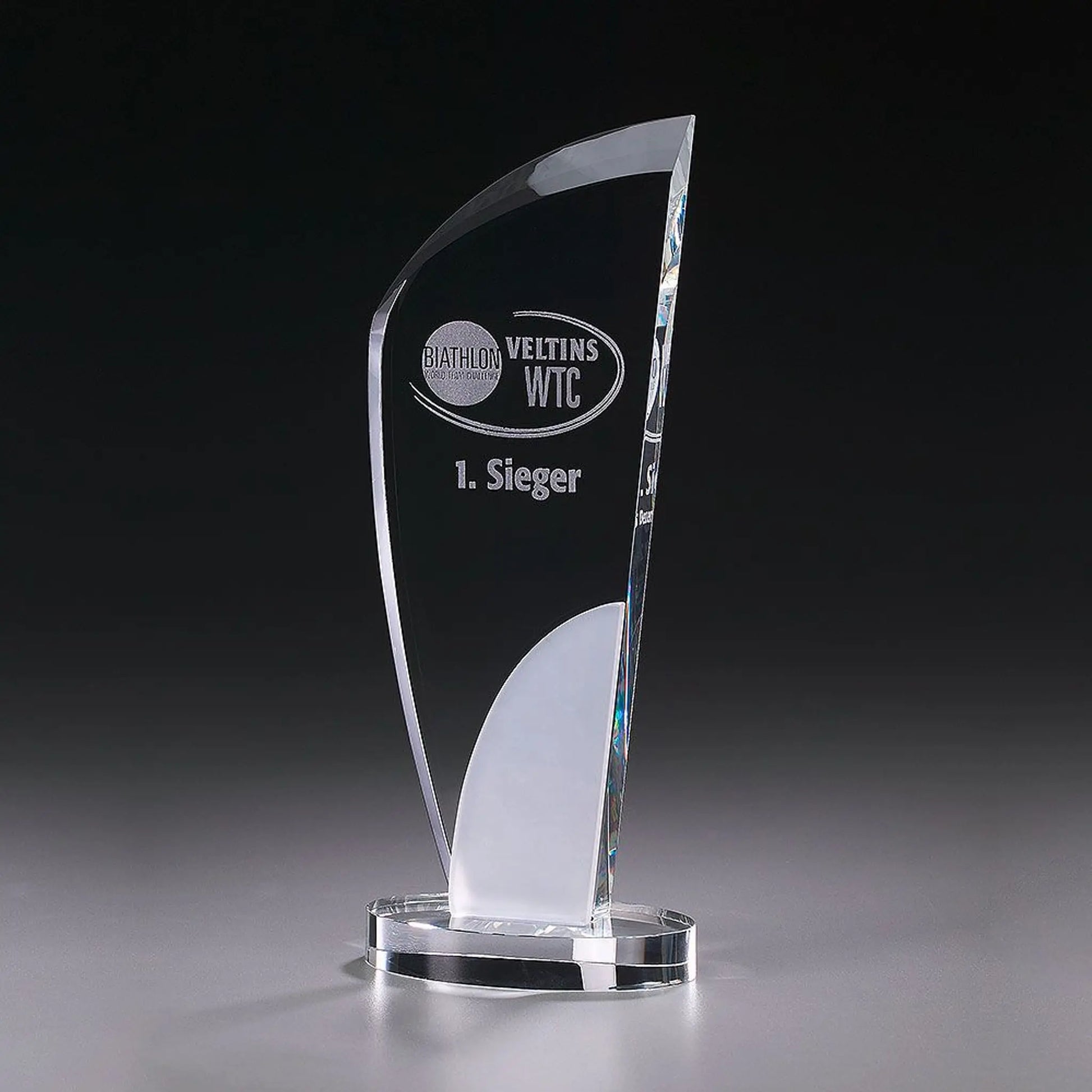 Crystal Ice Elegance Award aus Kristallglas mit geschwungener Segelform und Lasergravur – Beispielmotiv , auf rundem Kristallsockel
