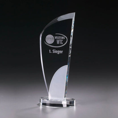 Crystal Ice Elegance Award aus Kristallglas mit geschwungener Segelform und Lasergravur – Beispielmotiv , auf rundem Kristallsockel
