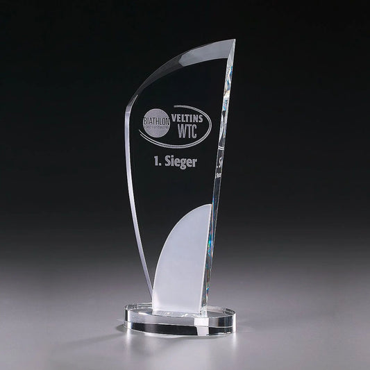 Crystal Ice Elegance Award aus Kristallglas mit geschwungener Segelform und Lasergravur – Beispielmotiv , auf rundem Kristallsockel
