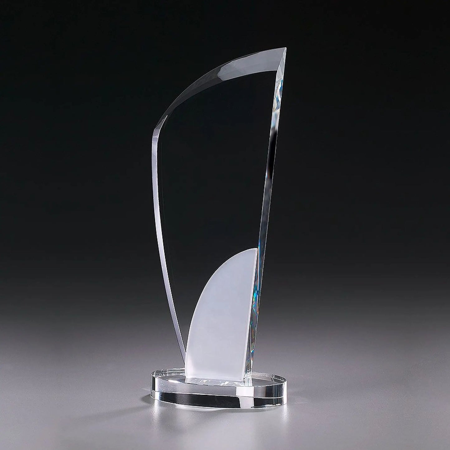 Crystal Ice Elegance Award aus Kristallglas – geschwungene Segelsilhouette mit satiniertem Bogenelement auf rundem Kristallsockel , hier ohne Gravur
