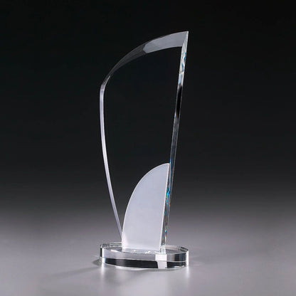 Crystal Ice Elegance Award aus Kristallglas – geschwungene Segelsilhouette mit satiniertem Bogenelement auf rundem Kristallsockel , hier ohne Gravur
