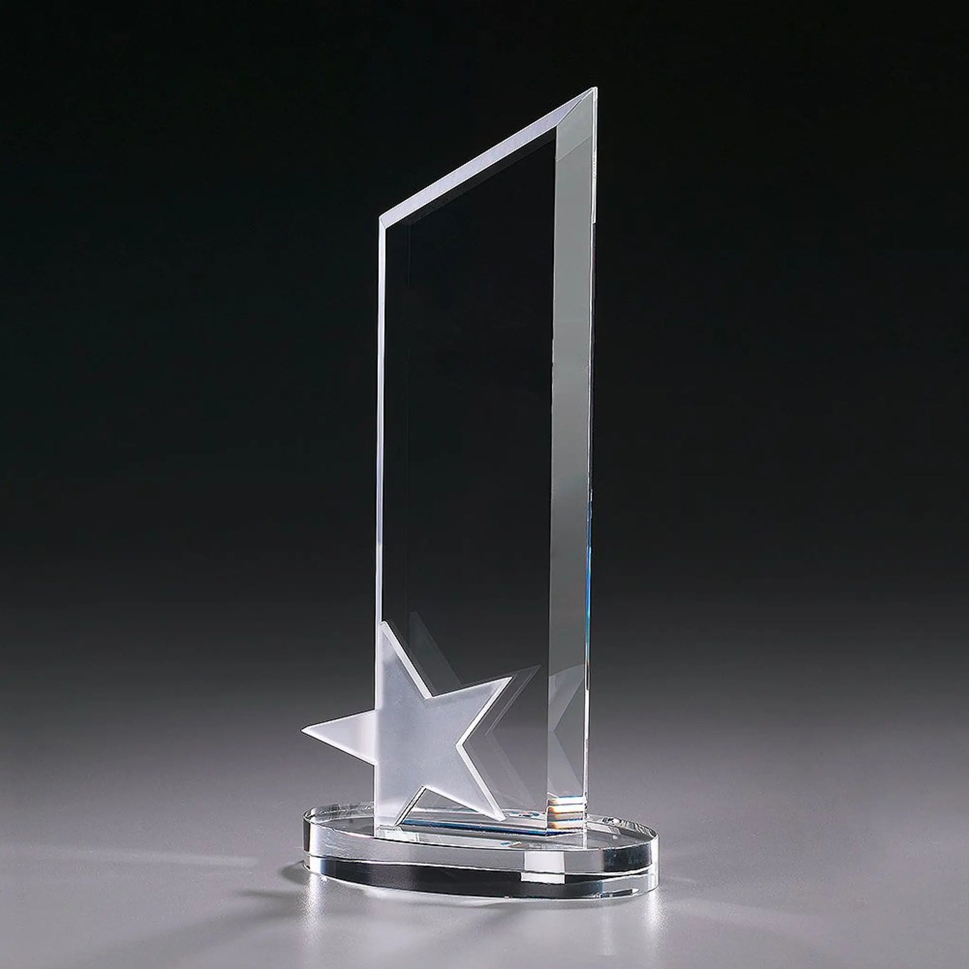 Crystal Ice Star Peak Award aus Kristallglas – asymmetrisch ansteigende Scheibe mit satiniertem Stern-Element auf rundem Kristallsockel , hier ohne Gravur
