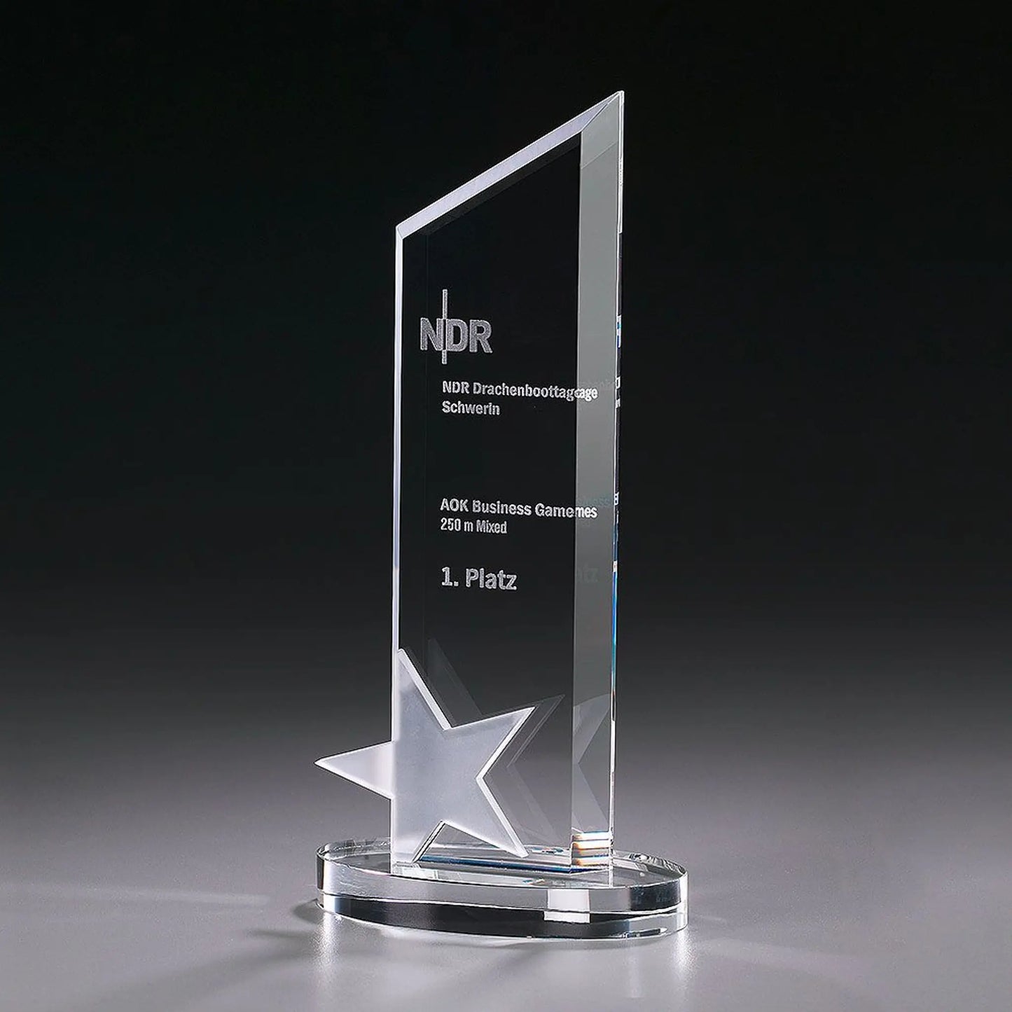 Crystal Ice Star Peak Award aus Kristallglas mit Stern-Element und Lasergravur – Beispielmotiv , auf rundem Kristallsockel
