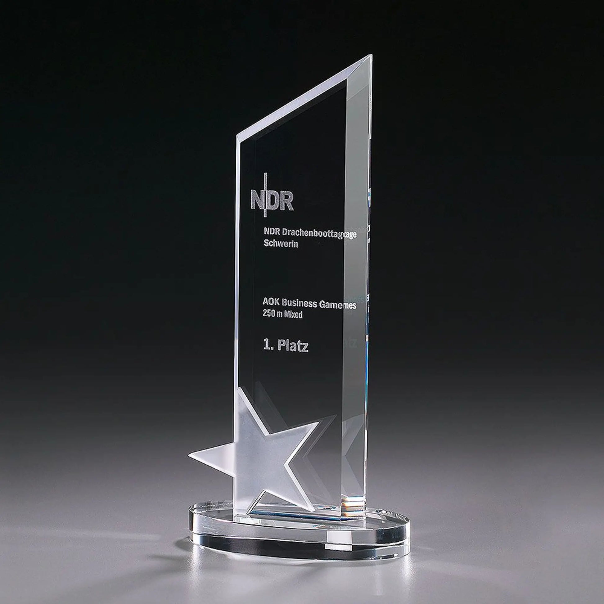 Crystal Ice Star Peak Award aus Kristallglas mit Stern-Element und Lasergravur – Beispielmotiv , auf rundem Kristallsockel
