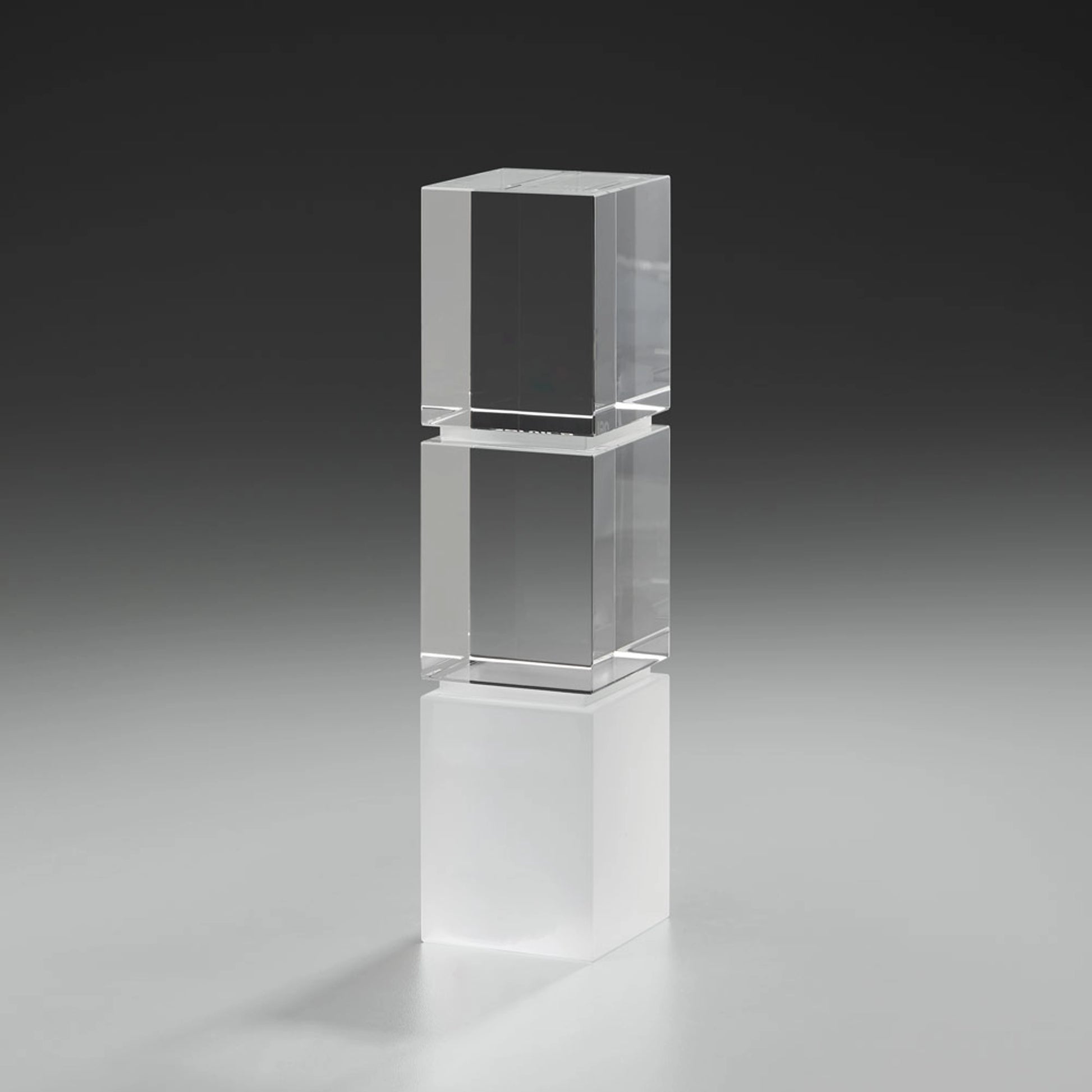 Glasaward: ein Glaspokal aus 3 Würfeln aus weißem und klarem Glas kombiniert 