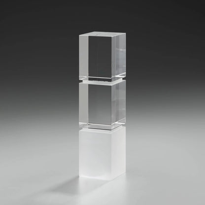 Glasaward: ein Glaspokal aus 3 Würfeln aus weißem und klarem Glas kombiniert 