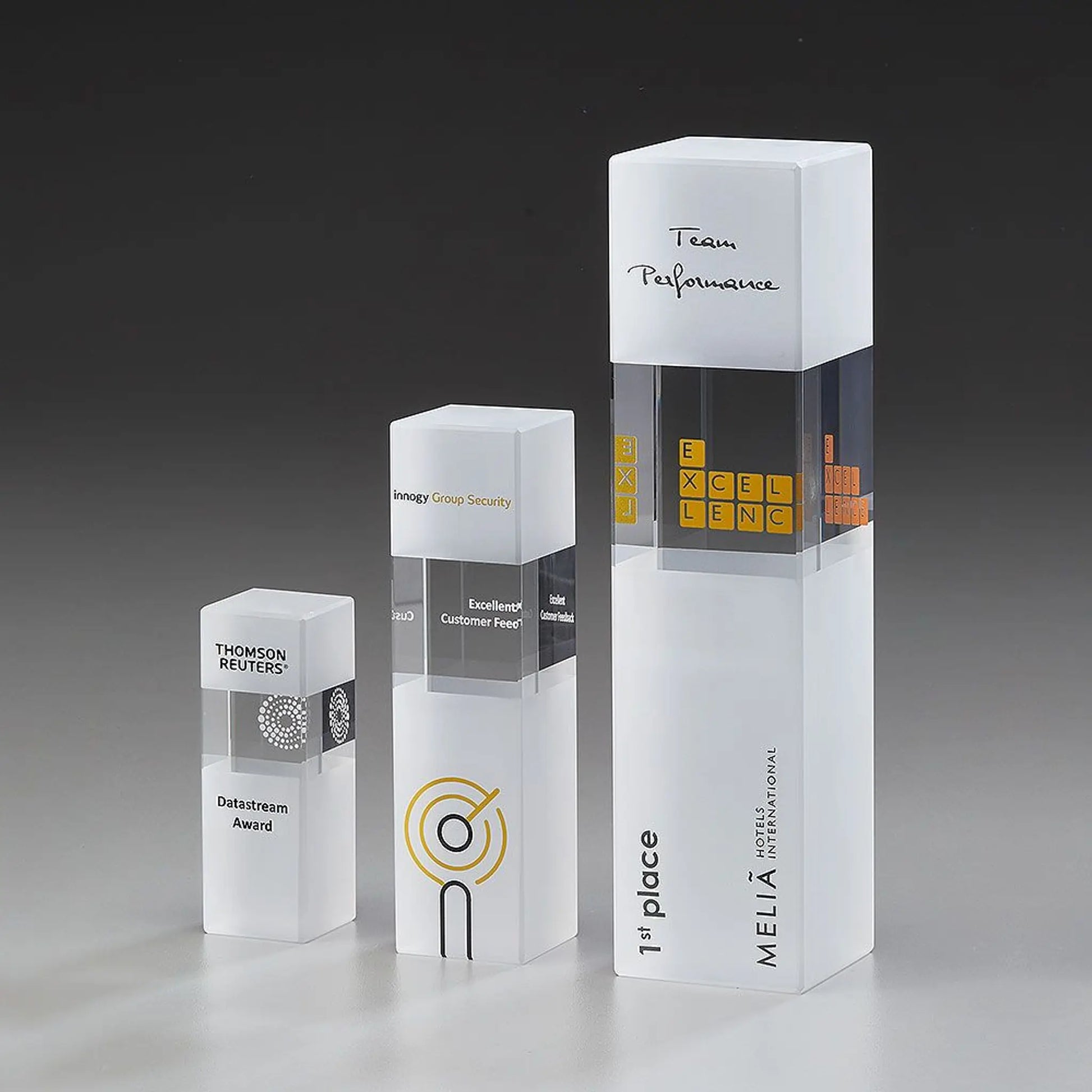 Glasaward Glaspokal aus klarem und weißem Glas Crystal Ice Cubix Award
