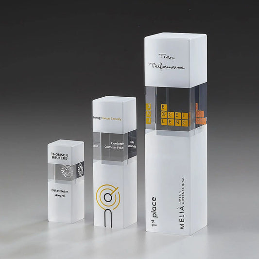 Glasaward Glaspokal aus klarem und weißem Glas Crystal Ice Cubix Award