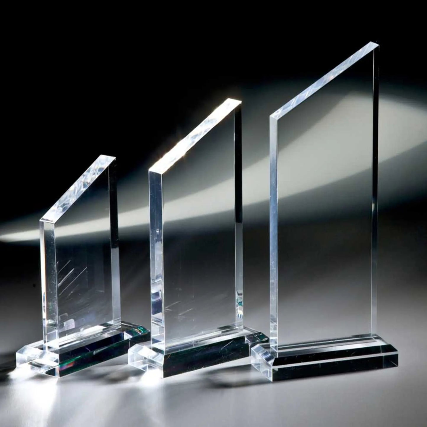Summit Award – schräg zulaufende Acrylglasscheibe mit Facettenschliff auf flachem Kristallsockel, in drei Größen, blank ohne Gravur, personalisierbar mit Lasergravur für Unternehmensauszeichnungen und Golfturniere
