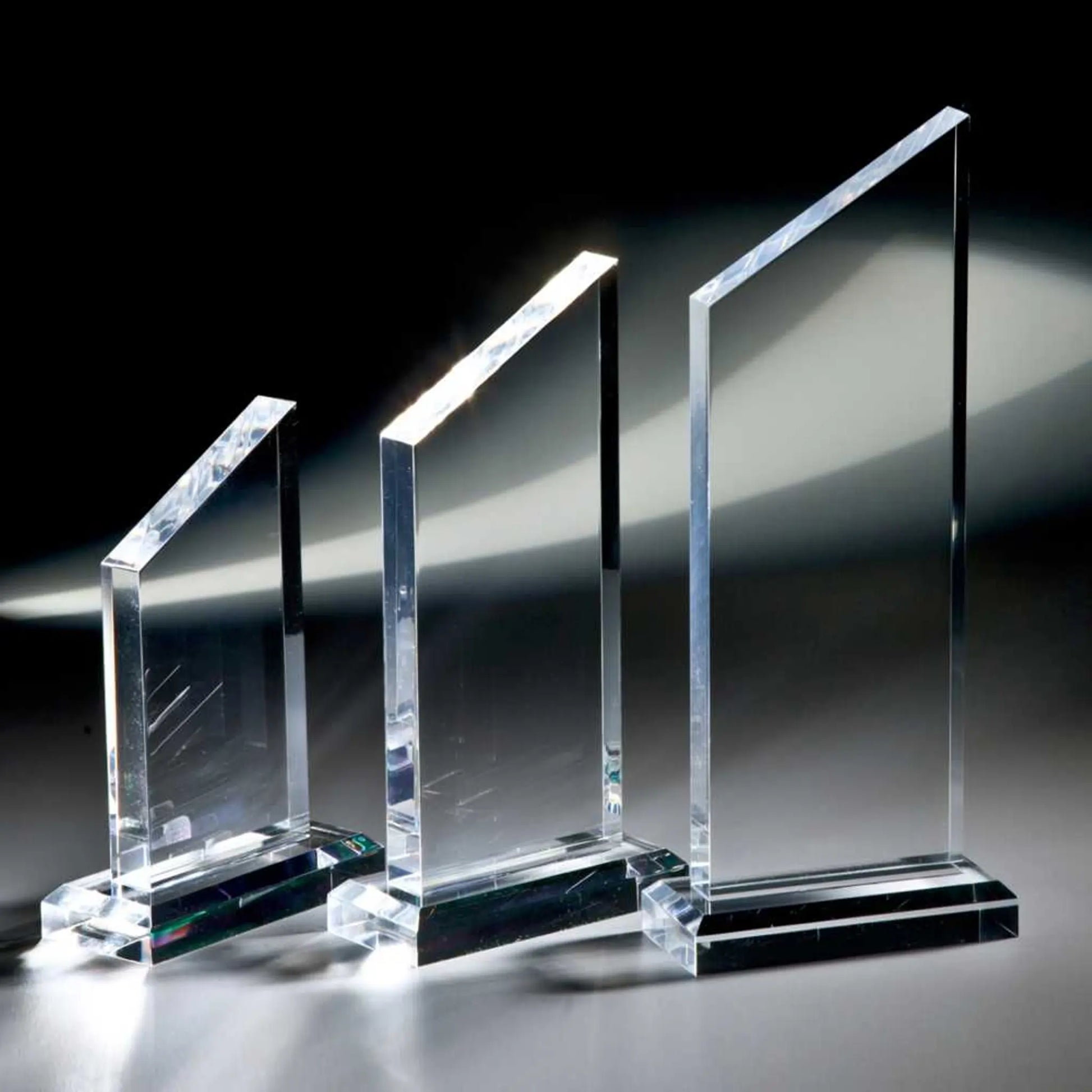 Summit Award – schräg zulaufende Acrylglasscheibe mit Facettenschliff auf flachem Kristallsockel, in drei Größen, blank ohne Gravur, personalisierbar mit Lasergravur für Unternehmensauszeichnungen und Golfturniere

