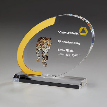 Dynamic Award aus klarem Acrylglas, 165 mm hoch, ovaler Körper mit goldfarbenem C-Element auf klarem Acrylsockel – mit Beispielgravur und Digitaldruck 
