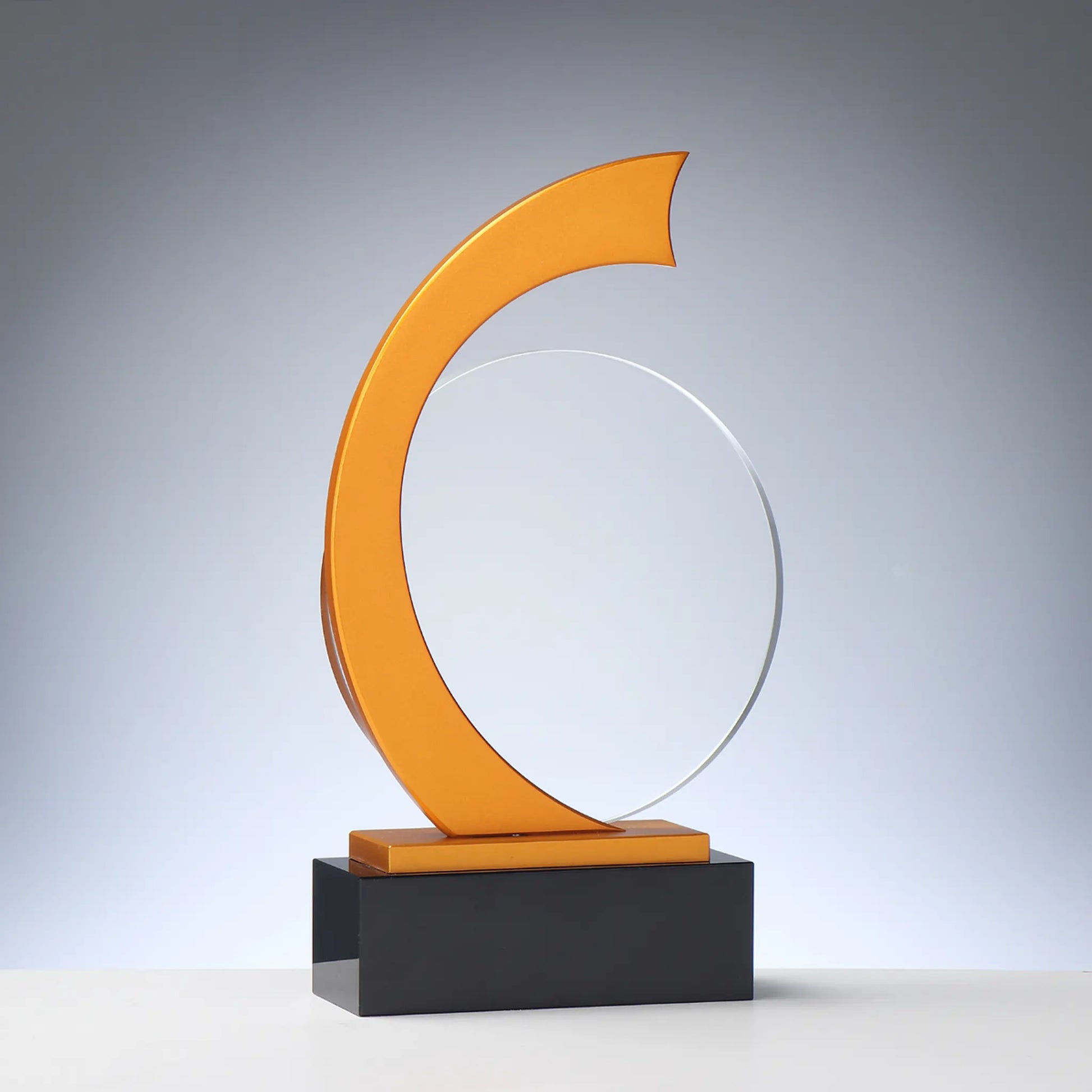 Glas-Metall Award DYNAMIC KRISTALL – runde Glasscheibe in goldfarbenem C-förmigem Metallbogen auf schwarzem Glassockel, blank ohne Gravur, personalisierbar mit Lasergravur für Unternehmensauszeichnungen und Gala-Abende
