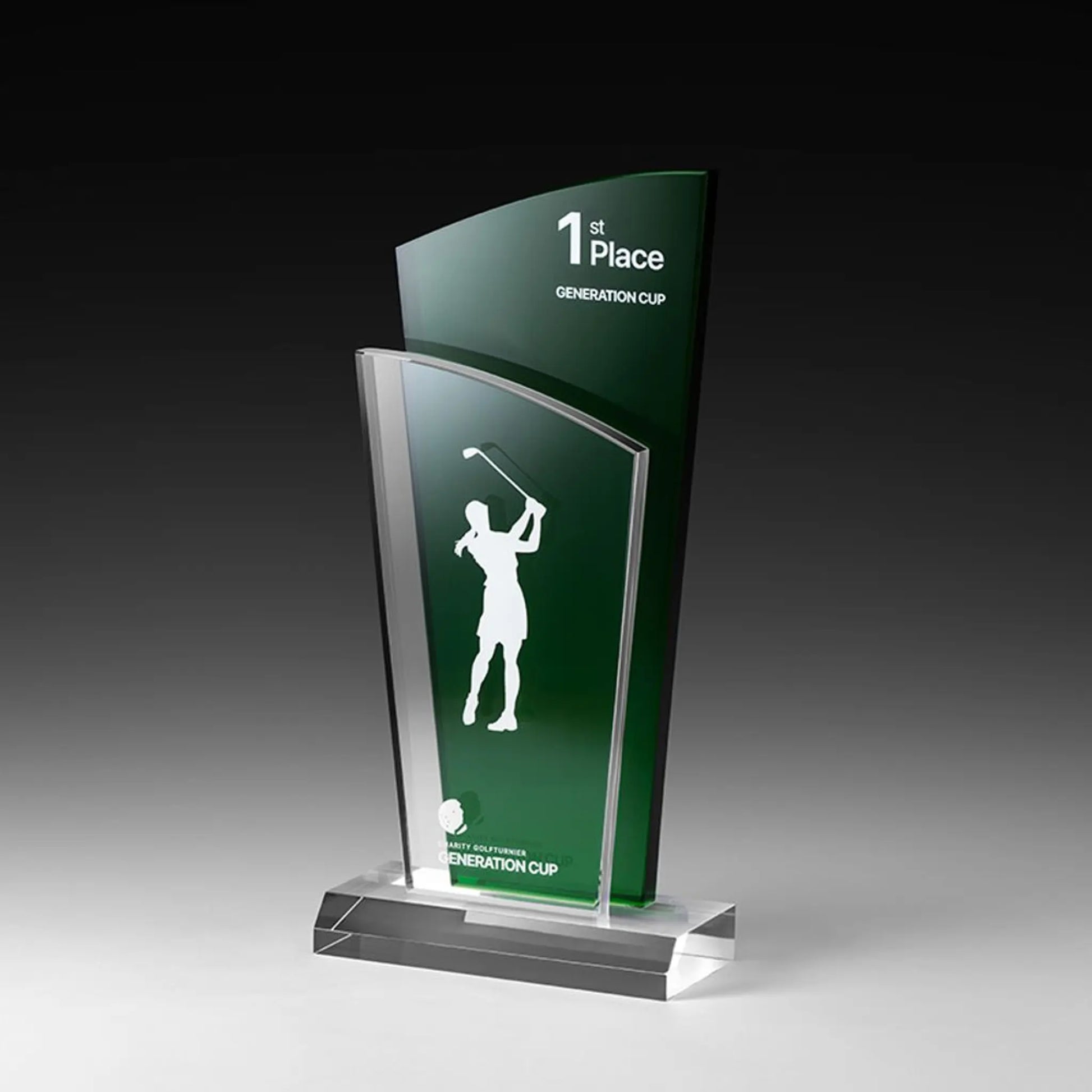 Emerald Twin Award – zwei geschwungene Acrylglasscheiben in Grün und Transparent auf klarem Acrylsockel, Lasergravur mit Golfspieler-Silhouette und Turniertext, ideal für Golfturniere und Siegerehrungen
