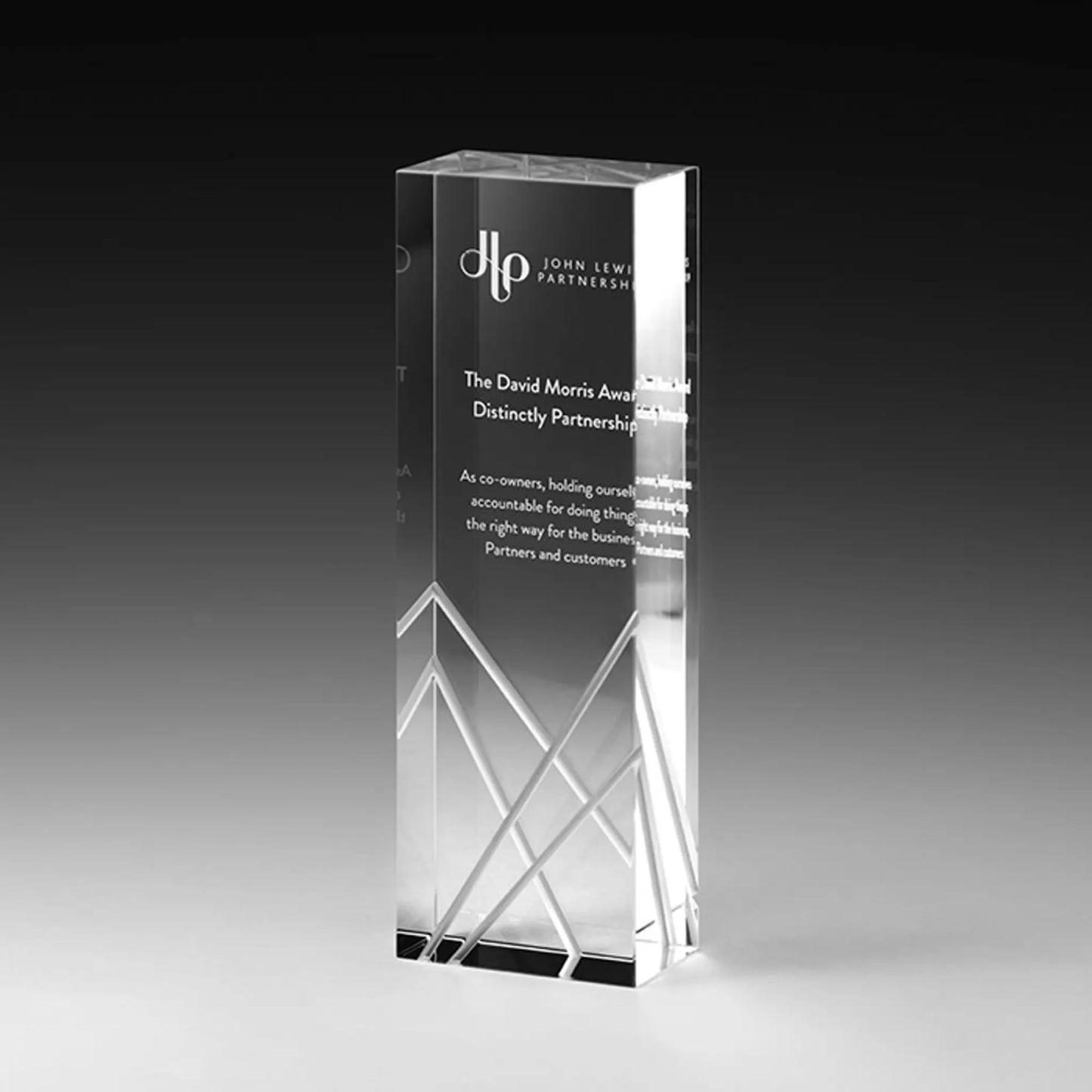 Evolution Award – hoher rechteckiger Kristallglas-Turm mit eingeschliffenen Pfeil-Motiven im unteren Bereich und weißer Lasergravur mit Logo und Text, personalisierbar für Unternehmensauszeichnungen und Gala-Abende
