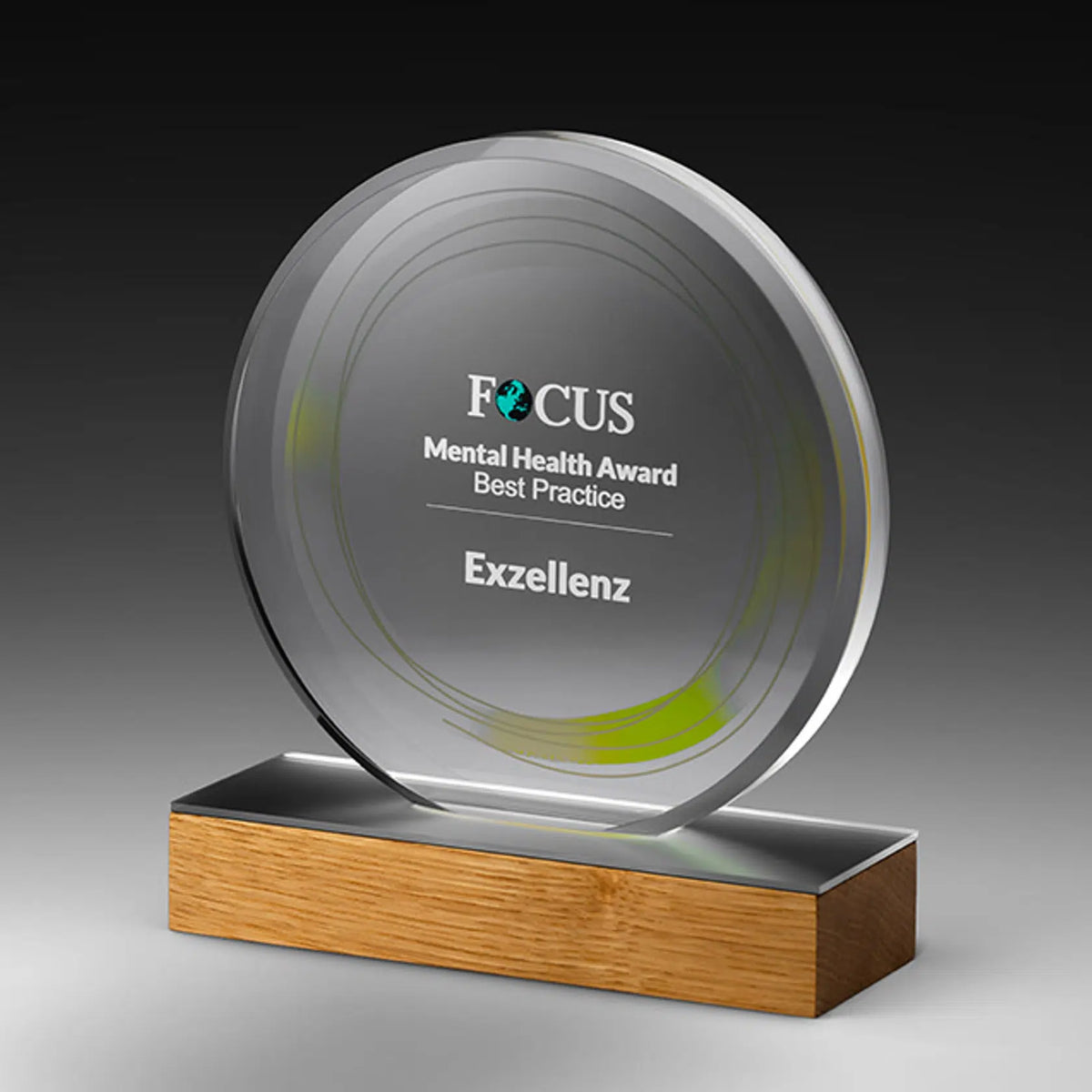Expression Award – runde Acrylglas-Trophäe mit Beispiel Druck mit konzentrischen Ringen und Texti , auf naturbelassenem Holzsockel, 200 mm, personalisierbar für Events und Golfturniere
