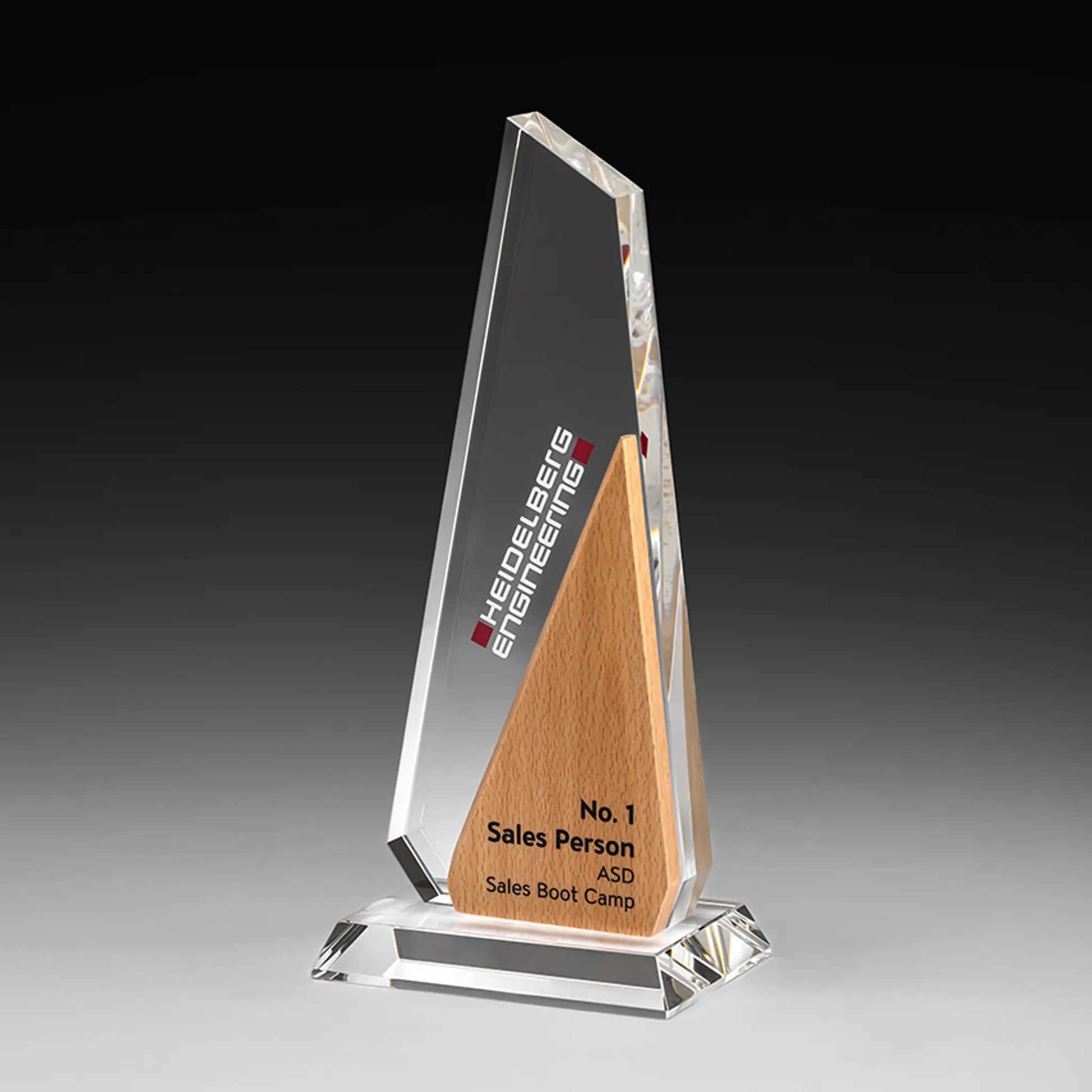 Falcon Holz-Award – spitz zulaufende Kristallglasscheibe mit dreieckigem Holzeinsatz auf Kristallsockel mit Facettenschliff, Digitaldruck mit Logo und Lasergravur mit Text auf Holz, personalisierbar für Unternehmensauszeichnungen und Firmenevents

