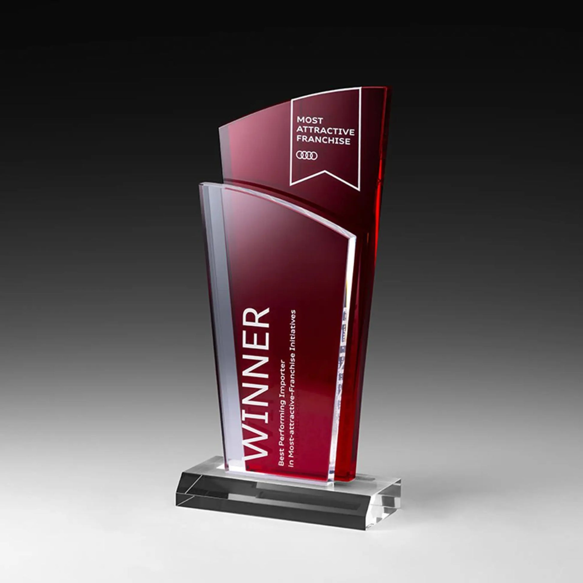Fire Twin Award – zwei geschwungene Acrylglasscheiben in Rot und Transparent auf klarem Acrylsockel, Digitaldruck mit Logo und Lasergravur mit Text, personalisierbar für Unternehmensauszeichnungen und Gala-Abende
