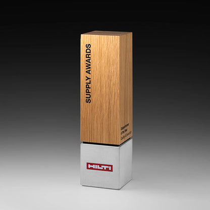 Foundation Monolith Holzaward – hoher quadratischer Eichenholz-Turm auf Sandsteinguss-Sockel, vertikale Lasergravur mit Titel und Text, personalisierbar für Unternehmensauszeichnungen und Firmenevents
