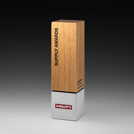 Foundation Monolith Holzaward – hoher quadratischer Eichenholz-Turm auf Sandsteinguss-Sockel, vertikale Lasergravur mit Titel und Text, personalisierbar für Unternehmensauszeichnungen und Firmenevents
