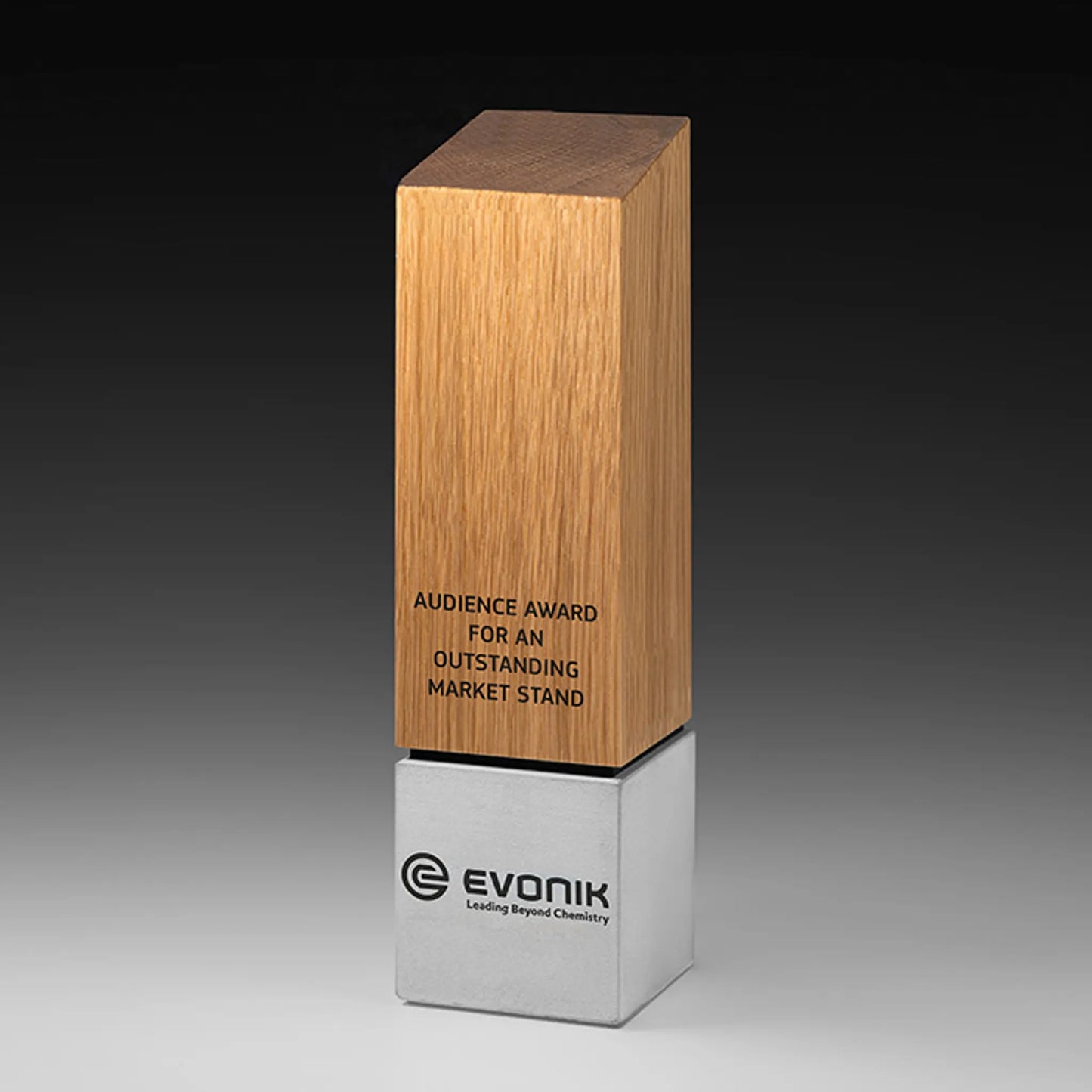 Foundation Monolith Holzaward – hoher quadratischer Holz-Turm auf Sandsteinguss-Sockel
mit Digitaldruck Logo und Lasergravur mit mehrzeiligem Text, ideal für Unternehmensauszeichnungen und Gala-Abende
