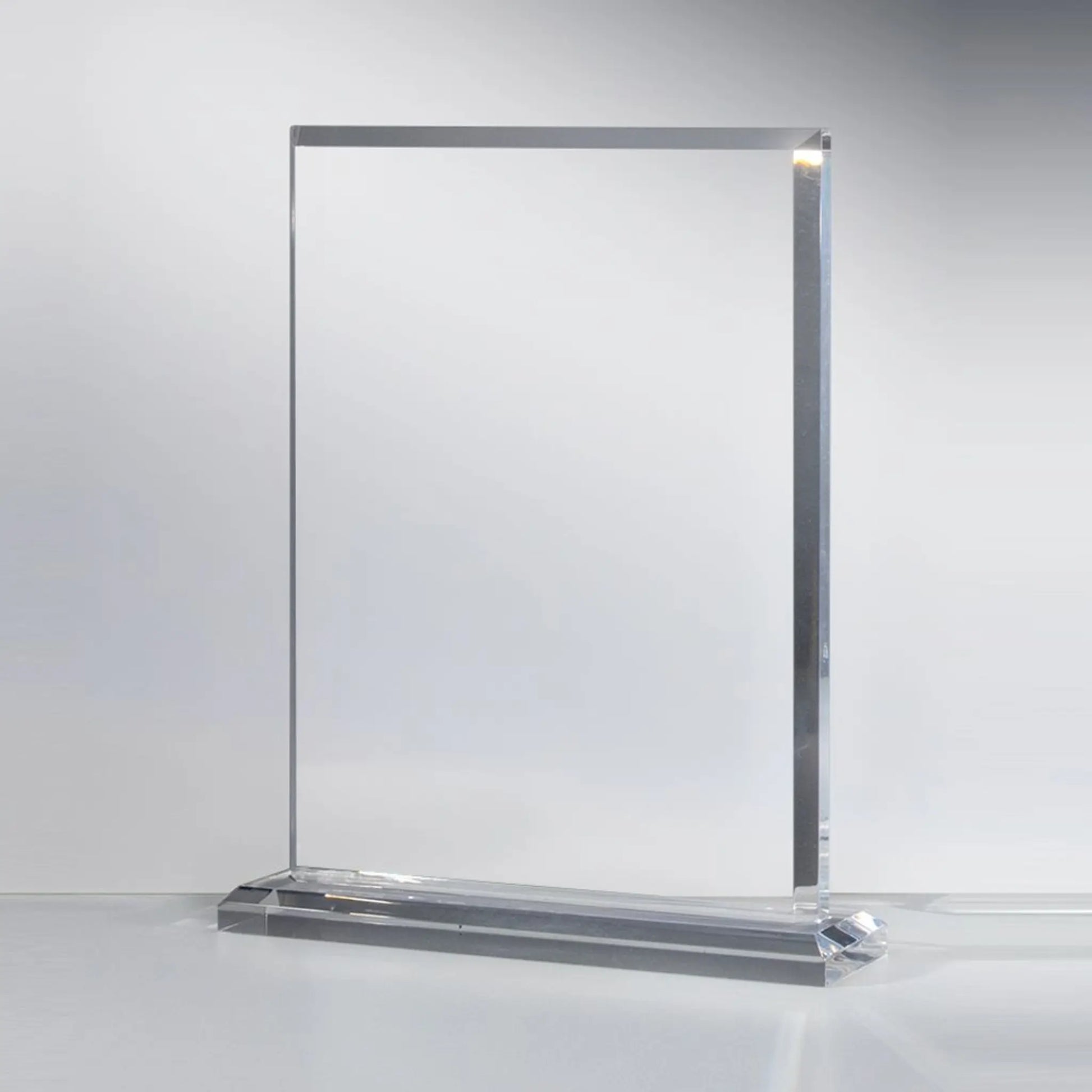 Frame Award – rechteckiger Acrylglas-Block mit poliertem Rahmen auf Acrylsockel, Einzelansicht große Variante, blank ohne Gravur, personalisierbar mit Lasergravur für Unternehmensauszeichnungen und Gala-Abende
