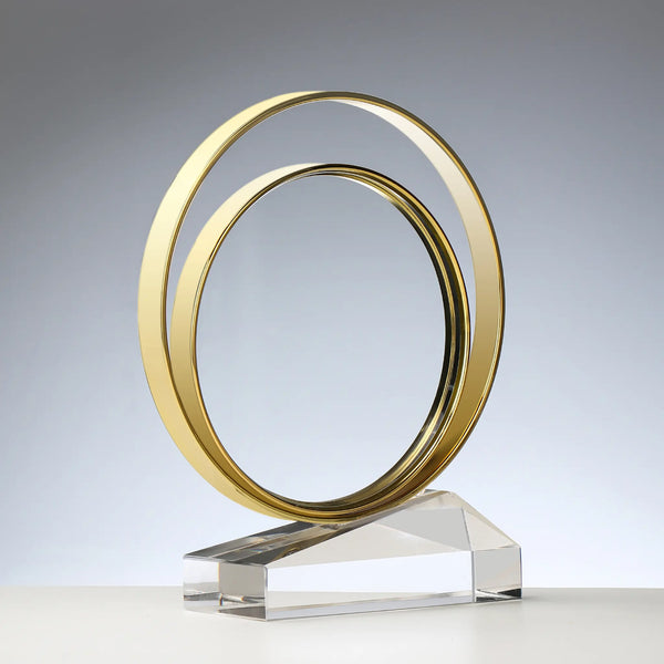 Glas-Metall Award DIAMOND CIRCLES – zwei konzentrische goldene Metallringe auf klarem Kristallglassockel mit Facettenschliff, blank ohne Gravur, personalisierbar mit Lasergravur für Unternehmensauszeichnungen und Gala-Abende
