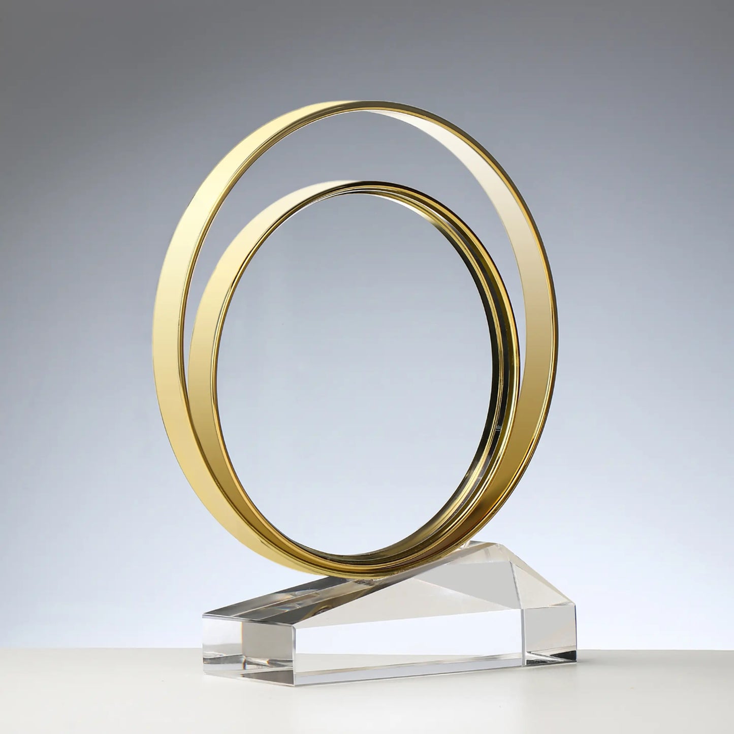 Glas-Metall Award DIAMOND CIRCLES – zwei konzentrische goldene Metallringe auf klarem Kristallglassockel mit Facettenschliff, blank ohne Gravur, personalisierbar mit Lasergravur für Unternehmensauszeichnungen und Gala-Abende
