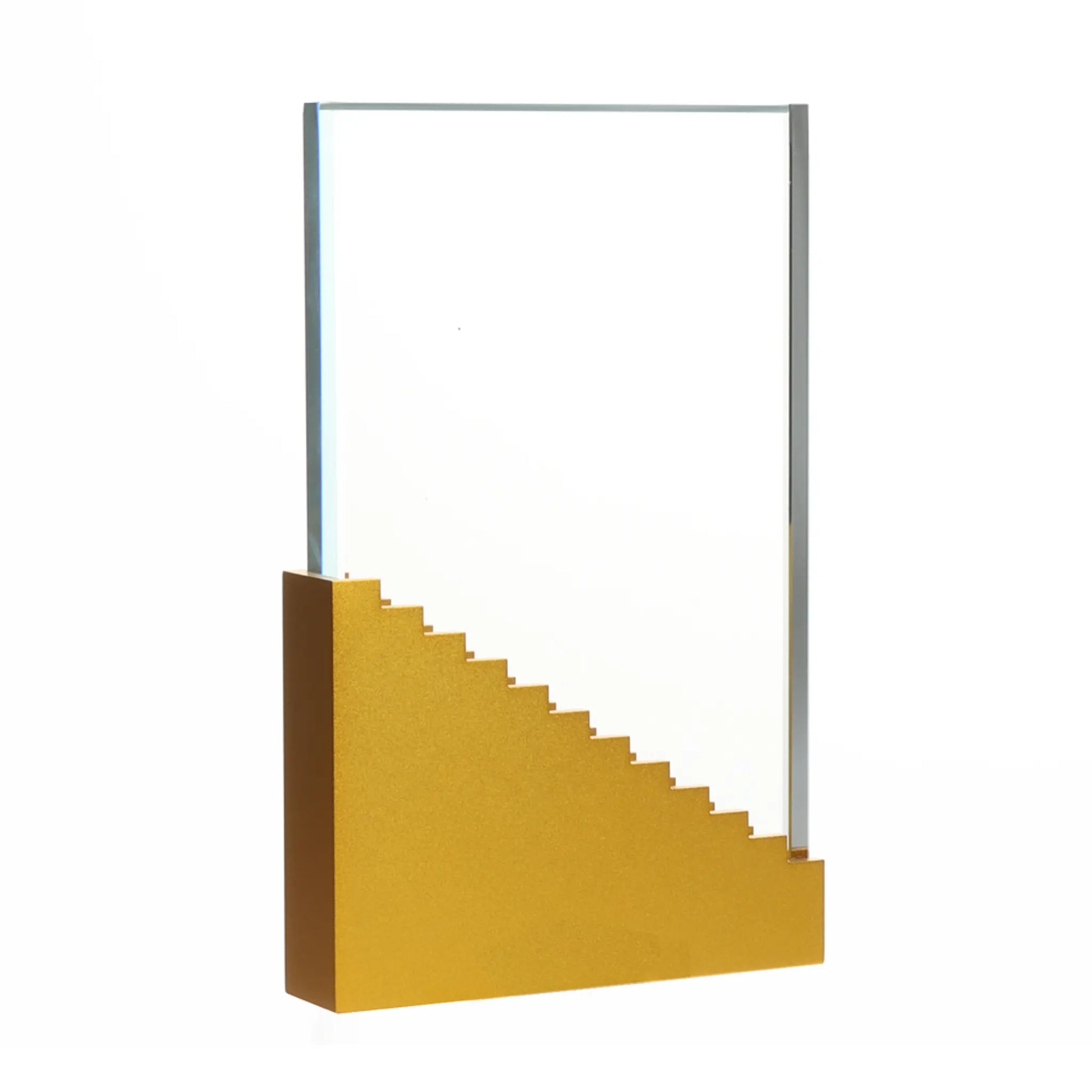 Glas-Metall Award STAIRS UP – rechteckige Glasscheibe auf goldfarbenem Treppenstufen-Metallsockel, blank ohne Gravur, personalisierbar mit Lasergravur für Unternehmensauszeichnungen und Firmenevents
