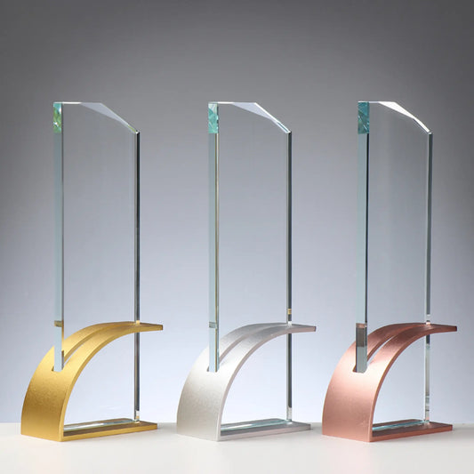 Glas-Metall Award Gold-Silber-Bronze – hohe rechteckige Glasscheibe auf geschwungenem Metallsockel in drei Ausführungen: Gold, Silber und Bronze-Farben, blank ohne Gravur, personalisierbar mit Lasergravur für Siegerehrungen und Unternehmensauszeichnungen
