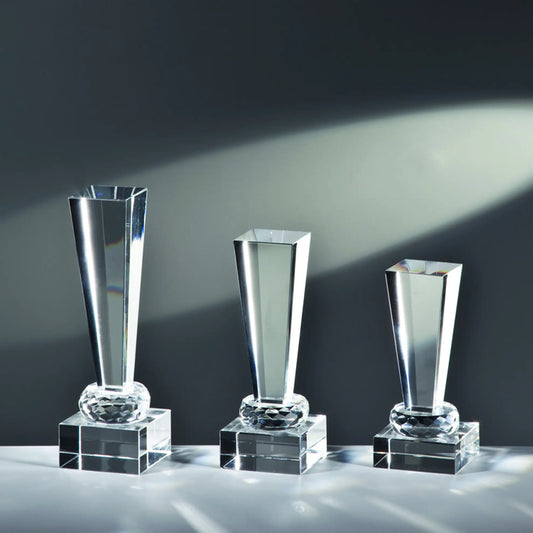 Crystal Monument Award aus klarem Kristallglas in drei Größen – nach oben auslaufende Glasstele mit facettierter Kristallkugel auf quadratischem Glassockel, hier ohne Gravur
