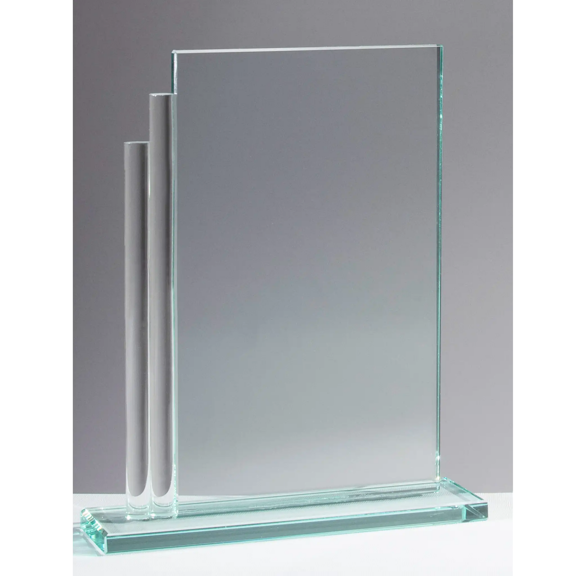 Glasaward COLUMN – rechteckige Glasscheibe mit zwei silbernen Metallsäulen auf flachem Glassockel, blank ohne Gravur, personalisierbar mit Lasergravur für Unternehmensauszeichnungen und Golfturniere

