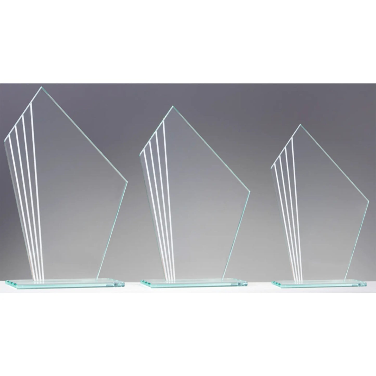 Glasaward LINES in drei Größen – Glastrophäen aus 4 mm Klarglas mit aufstrebendem Linienmuster für Firmenehrungen und Golfturniere
