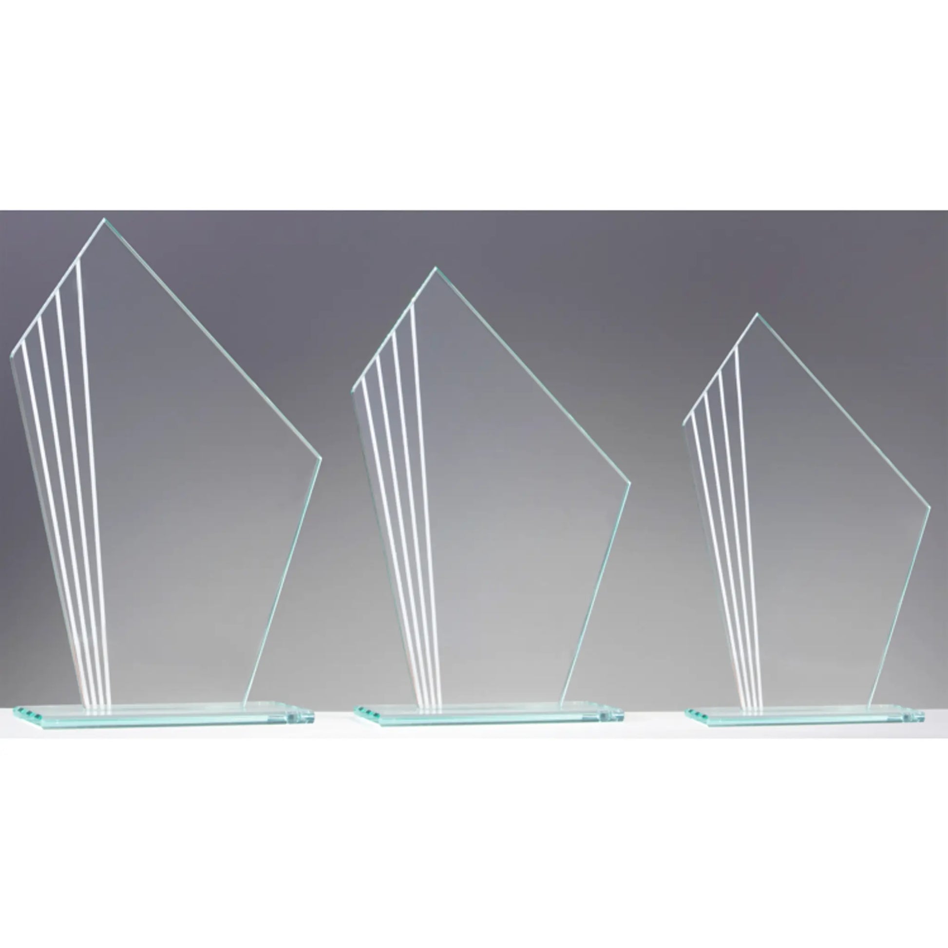 Glasaward LINES in drei Größen – Glastrophäen aus 4 mm Klarglas mit aufstrebendem Linienmuster für Firmenehrungen und Golfturniere
