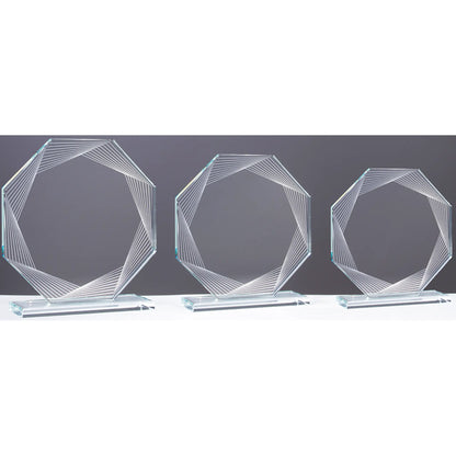 Glasaward String-Art – drei Größen im Vergleich, oktagonale Klarglas-Trophäen mit geometrischem Linienmuster, 8 mm Klarglas, auf separatem Sockel
