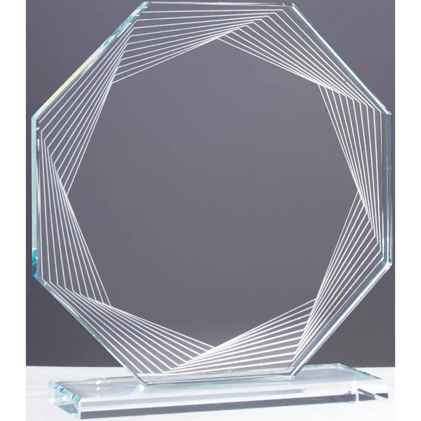 Glasaward String-Art – oktagonale Klarglas-Trophäe mit geometrischem Fadenmuster als Lasergravur am Rand, 8 mm Klarglas, freie Gravurfläche in der Mitte, auf separatem Sockel
