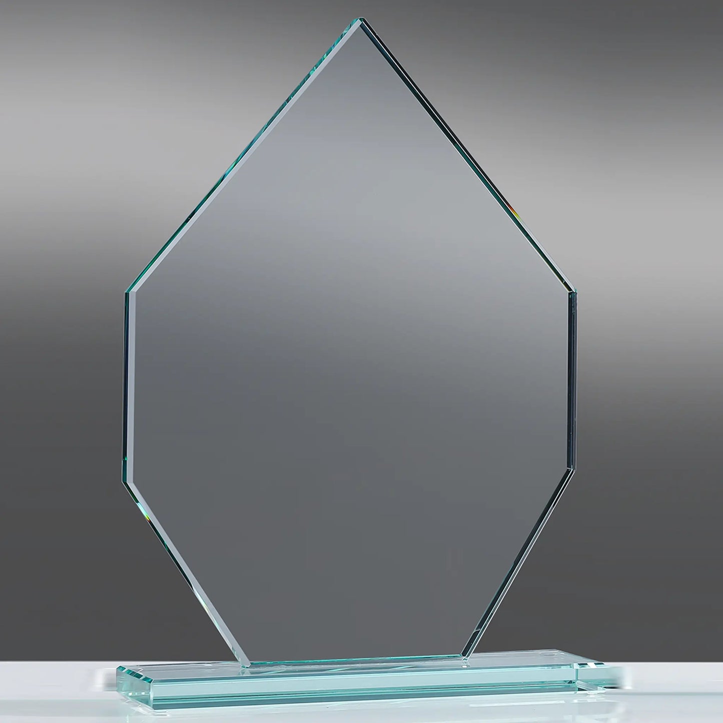 Trophäe mit Pfeilspitzen-Silhouette und Jade-Grün-Kante auf integriertem Sockel, 10 mm starkes Klarglas, randgeschliffen
