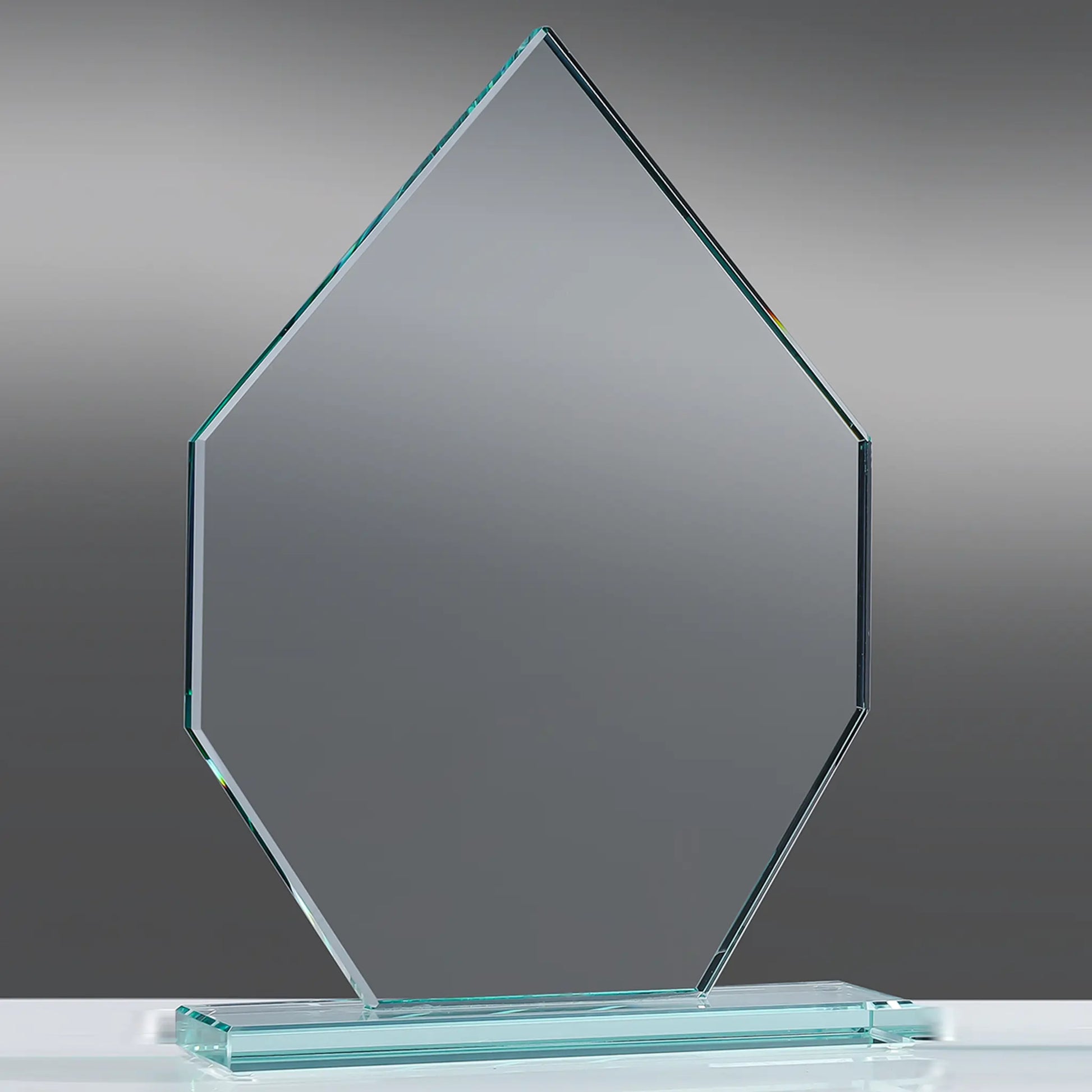 Trophäe mit Pfeilspitzen-Silhouette und Jade-Grün-Kante auf integriertem Sockel, 10 mm starkes Klarglas, randgeschliffen
