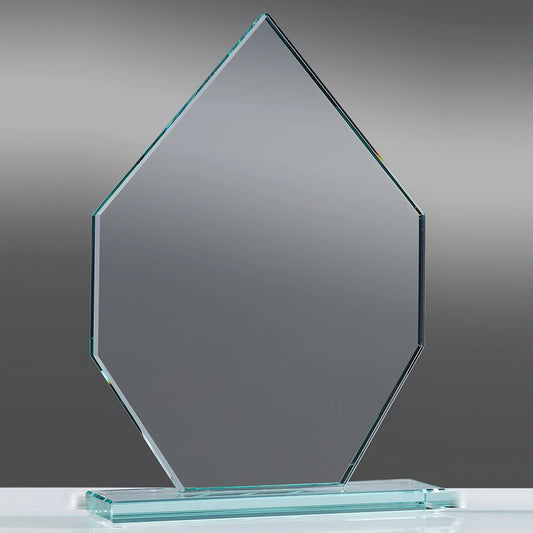 Trophäe mit Pfeilspitzen-Silhouette und Jade-Grün-Kante auf integriertem Sockel, 10 mm starkes Klarglas, randgeschliffen
