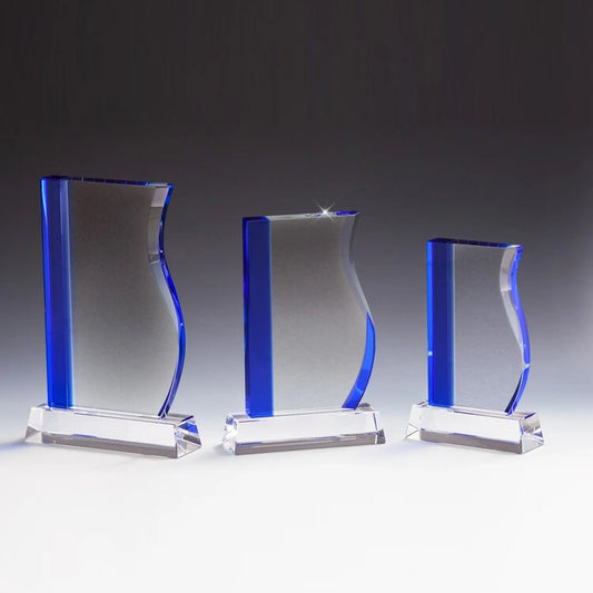 Blue Frame Award aus 20 mm klarem Glas in drei Größen – Glasplatte mit blauer Seitenkante und geschwungener Kontur auf klarem Glassockel, für  Gravur
