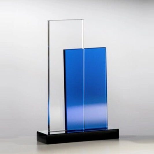 Blue Square Award aus Glas – vordere Stele aus 10 mm klarem Glas vor versetzter Stele aus 6 mm blauem Glas auf schwarzem Sockel, ohne Gravur
