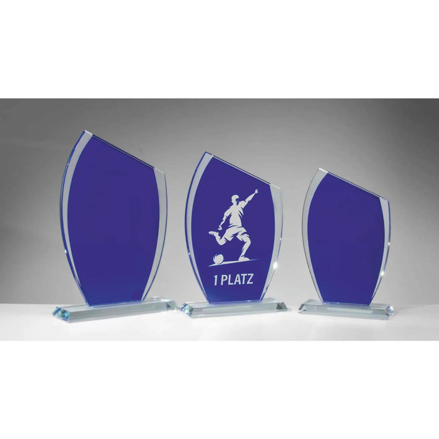 Blue Wing Award in drei Größen – Glastrophäen aus 10 mm Glas mit Flügeldesign und Beisspiel-Lasergravur, für Firmenehrungen und Golfturniere
