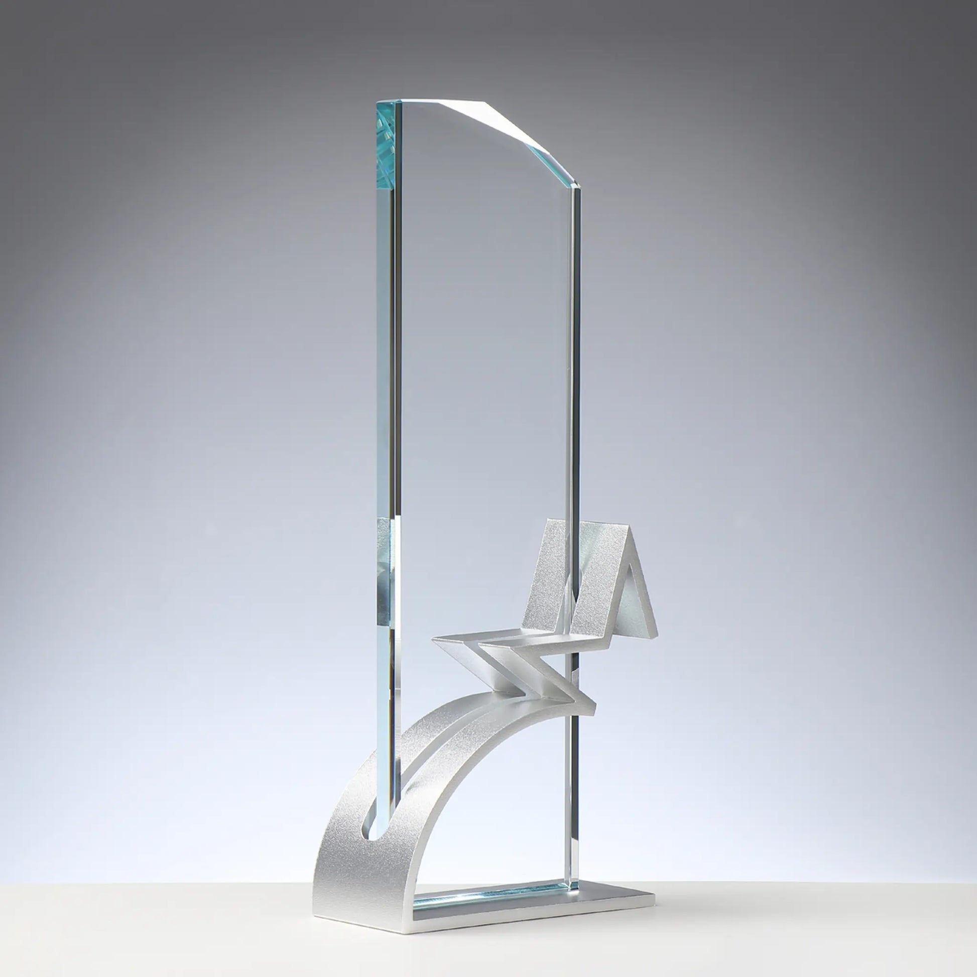 Glas-Metall Award LIGHTNING – hohe rechteckige Glasscheibe auf dynamisch geschwungenem Silber-Metallsockel mit Blitz-förmigem Steg, blank ohne Gravur, personalisierbar mit Lasergravur für Unternehmensauszeichnungen und Gala-Abende
