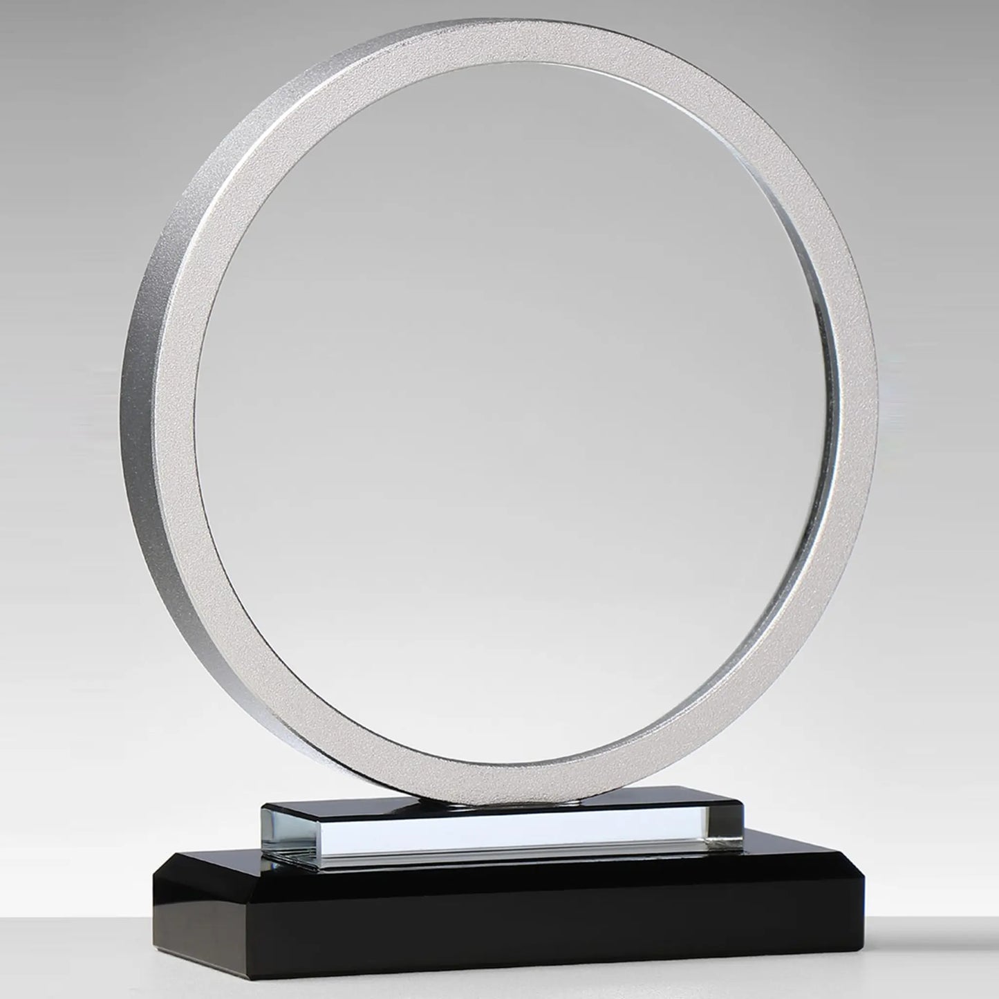 Glas-Metall Award SILVER CIRCLE – runder gebürsteter Metallring auf schwarzem Glassockel mit Kristallglas-Einsatz, blank ohne Gravur, personalisierbar mit Lasergravur für Unternehmensauszeichnungen und Golfturniere
