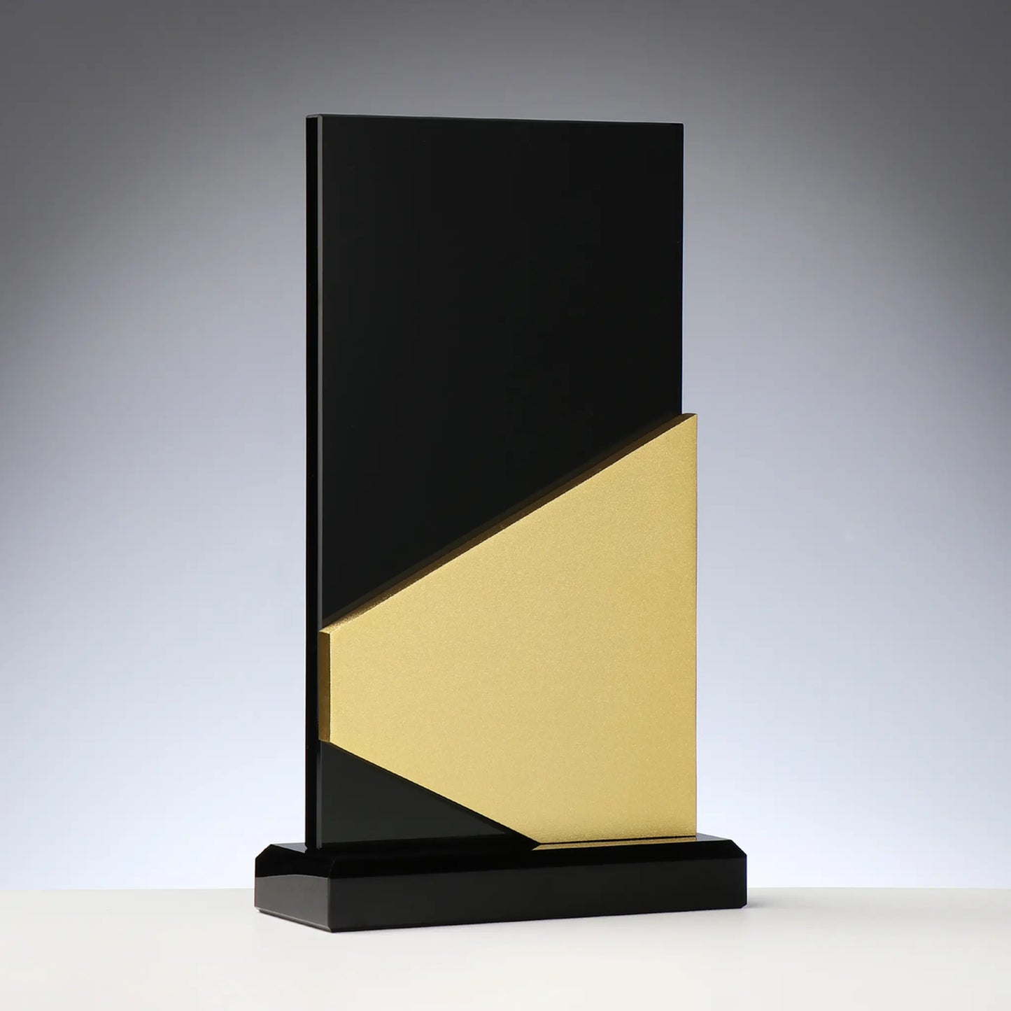 Glas-Metall Award GOLDBLACK BEAUTY – hochrechteckige schwarze Glasscheibe mit diagonalem goldfarbenem Metalleinsatz auf schwarzem Glassockel, blank ohne Gravur, personalisierbar mit Lasergravur für Unternehmensauszeichnungen und Gala-Abende
