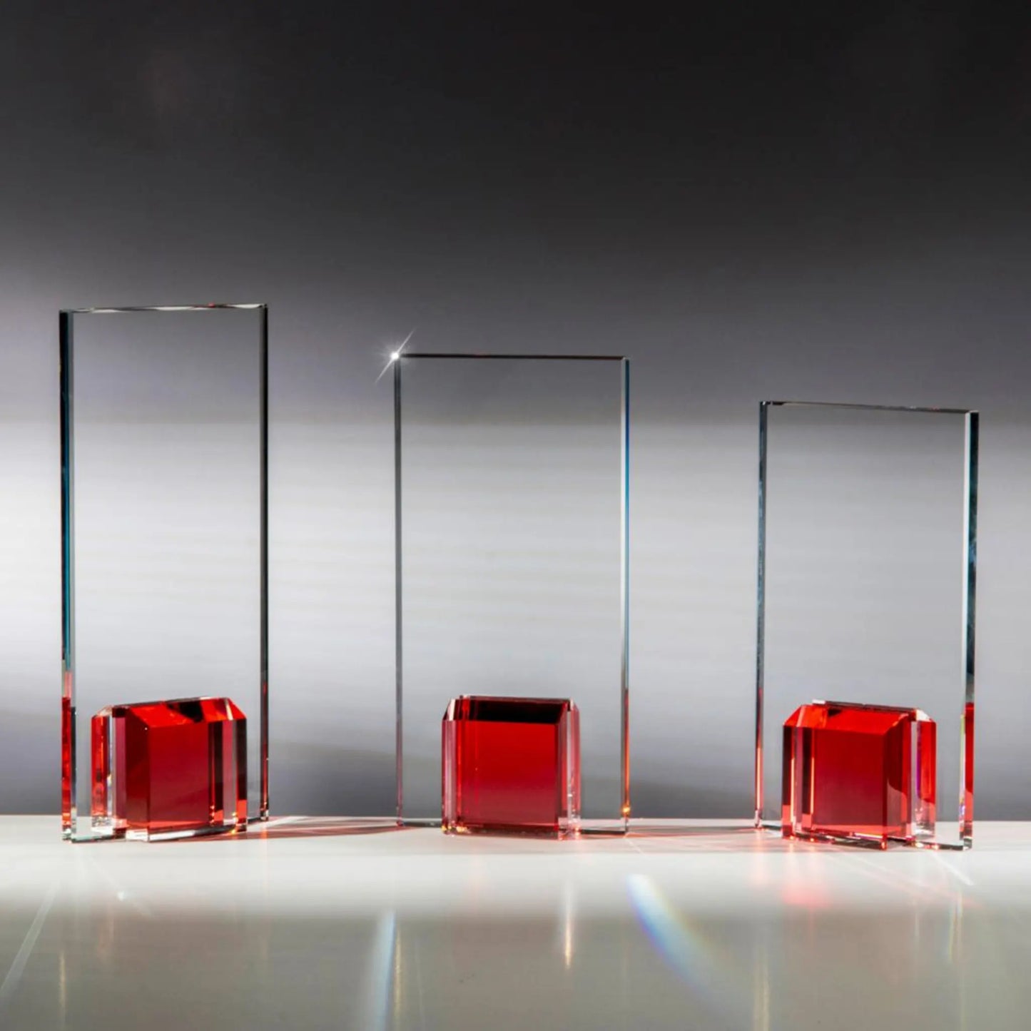 Glas-Award Coloured Elements Rubinrot – klarer Glasaward mit rotem Kristallsockel in 3 Größen | awardideen.de
