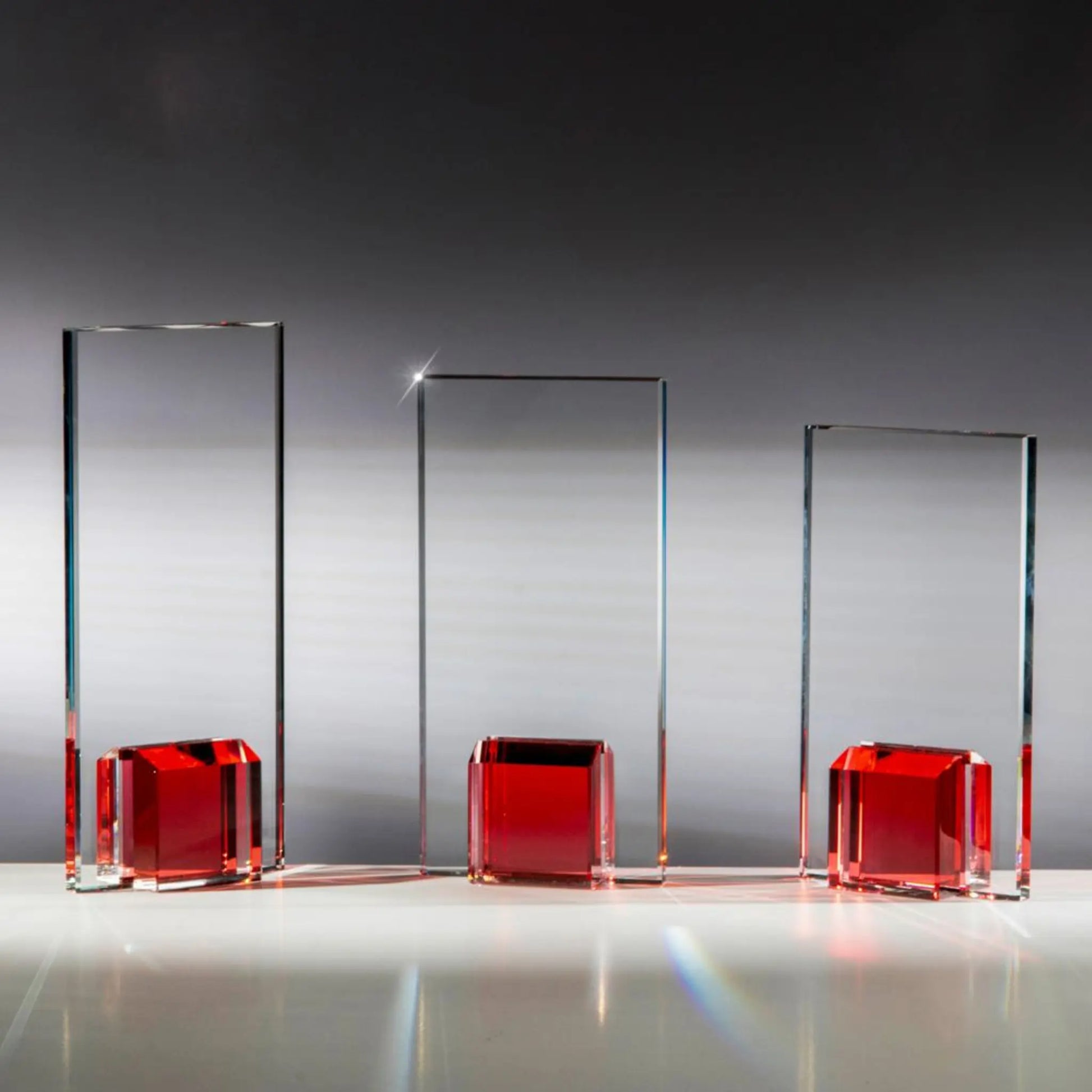 Glas-Award Coloured Elements Rubinrot – klarer Glasaward mit rotem Kristallsockel in 3 Größen | awardideen.de

