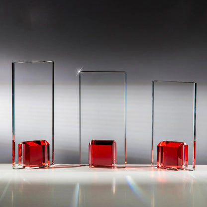 Glas-Award Coloured Elements Rubinrot – klarer Glasaward mit rotem Kristallsockel in 3 Größen | awardideen.de
